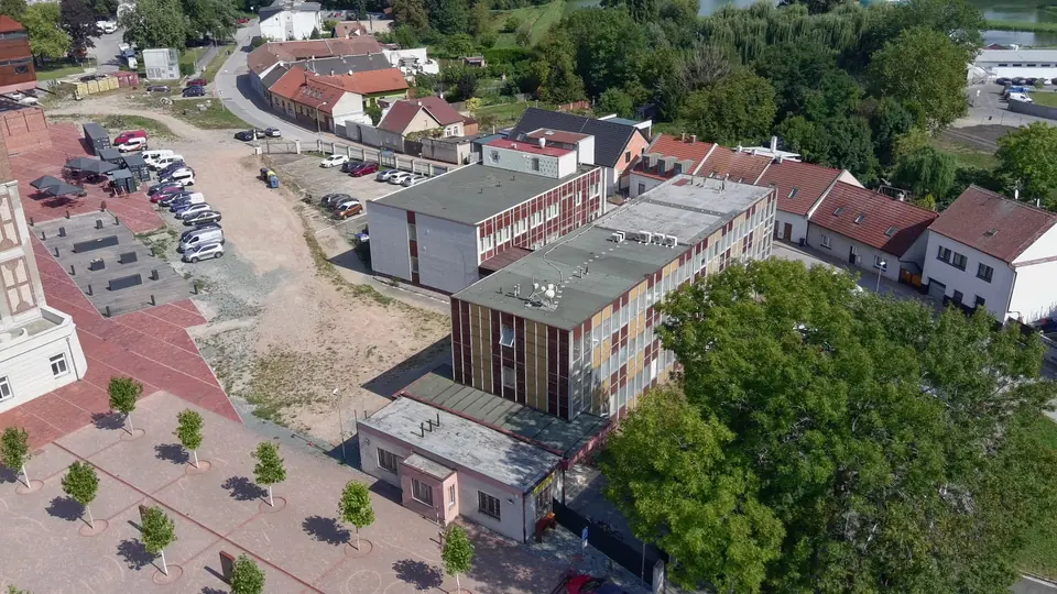 OFFICE PINECREEK Pardubice — Administrativní budova s areálem mlýnů v pozadí