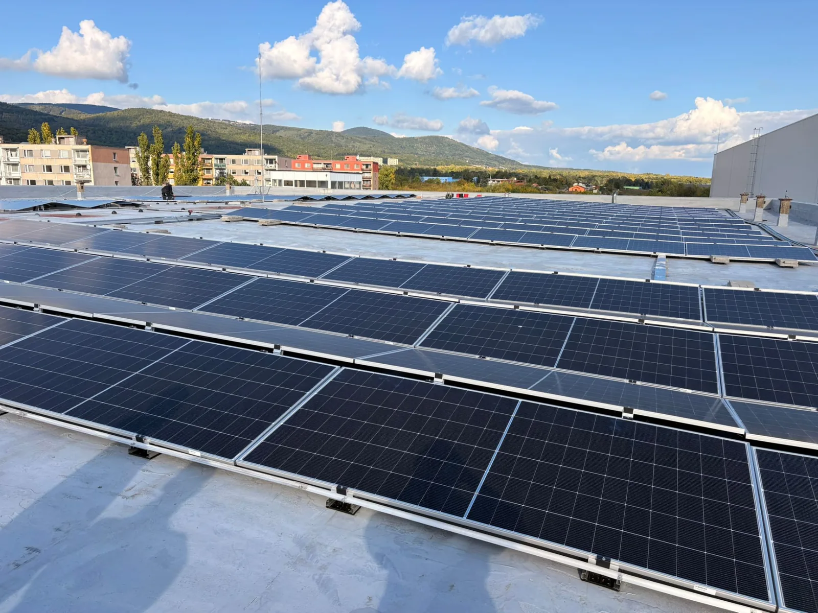 Instalace fotovoltaických panelů na střeše areálu