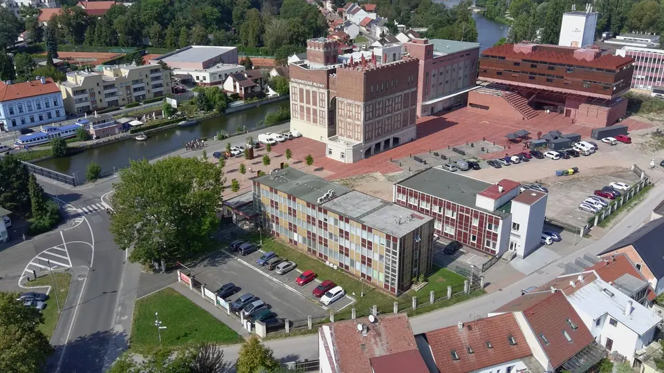 OFFICE PINECREEK Pardubice — Letecký pohled na budovu a areál Automatických mlýnů