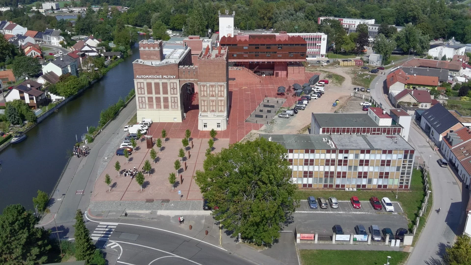 Letecký pohled na historický areál Automatické mlýny u řeky